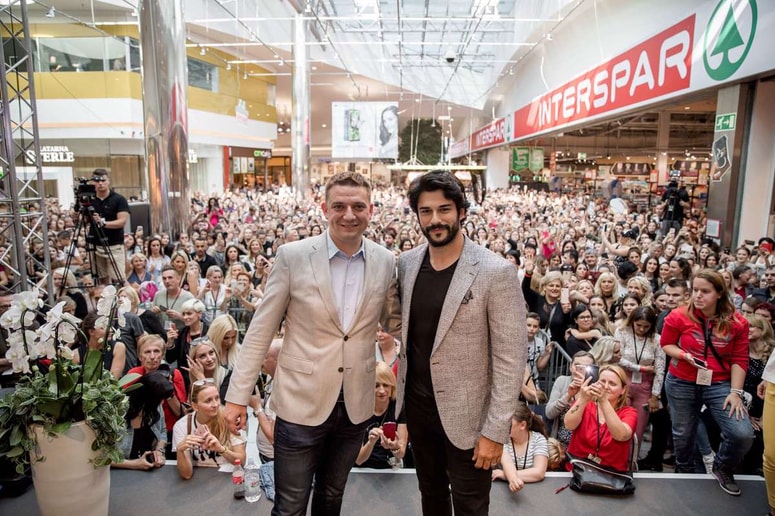 Direktor Cityparka z Burakom in navdušeno množico, ki je doživela s prihodom igralca izpolnitev svojih sanj.