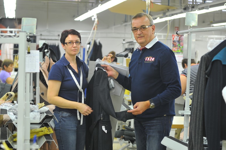 Direktor Mode Mi&Lan in predstavniki sindikatov podpisali dogovor. 