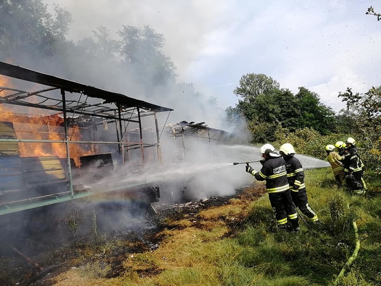 V Gibini je ogenj uničil čebelnjak. 