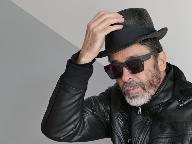 Za štiriminutno skrito kamero potrebuje štiri ure materiala.