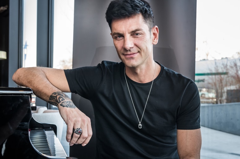 Maksim se zaveda, da mu atraktiven videz pomaga v glasbeni industriji.