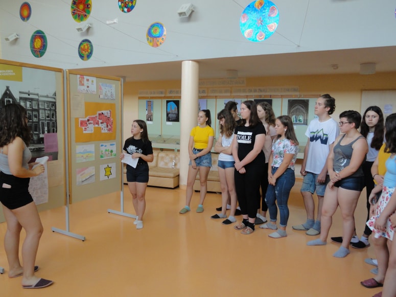 Na Osnovni šoli Apače so pripravili razstavo o Ani Frank. 