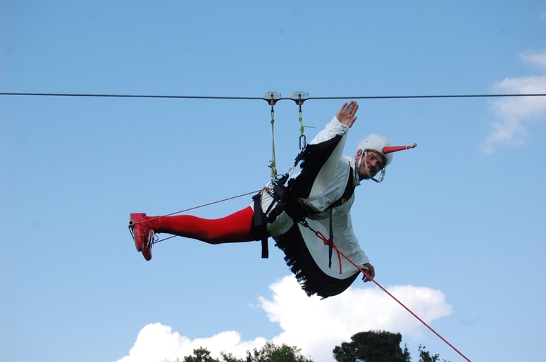 Glavna fotografija članka:V kostumu štorklje od gnezda do gnezda