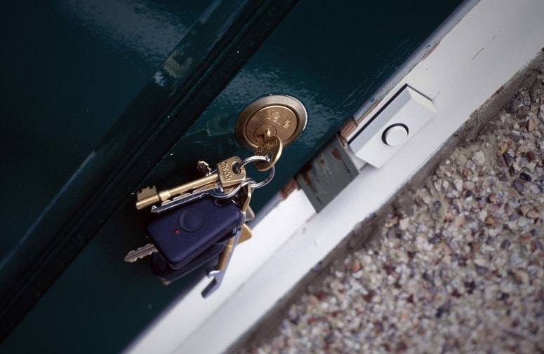 Ključi, predvsem ob vstopu v dom s polnimi rokami, pogosto ostanejo v ključavnici vhodnih vrat.
