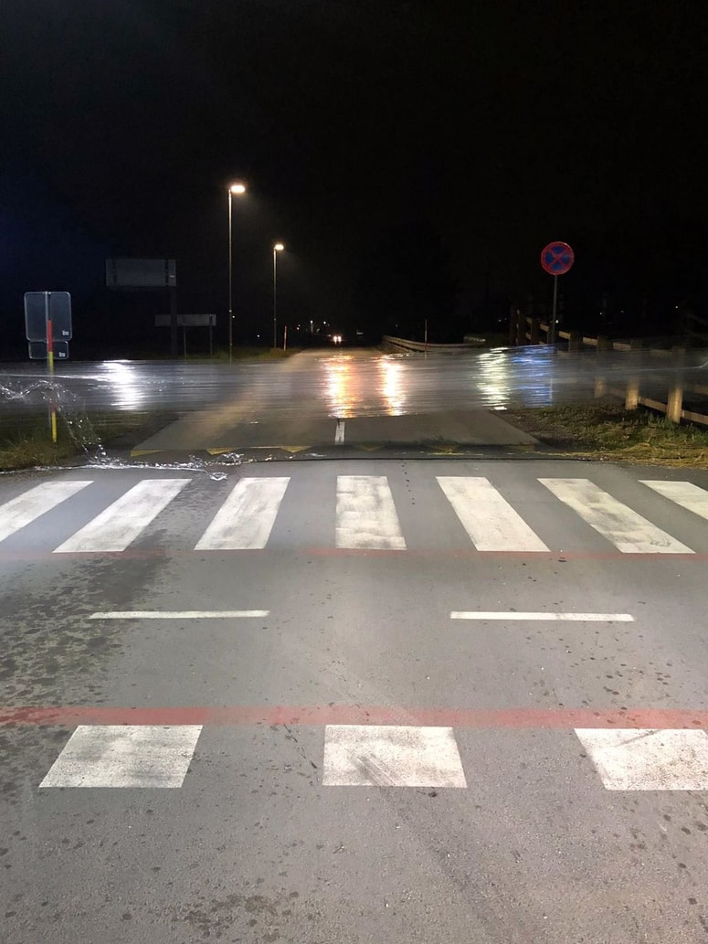 Folija pred prehodom za pešce ob Velenjskem jezeru
