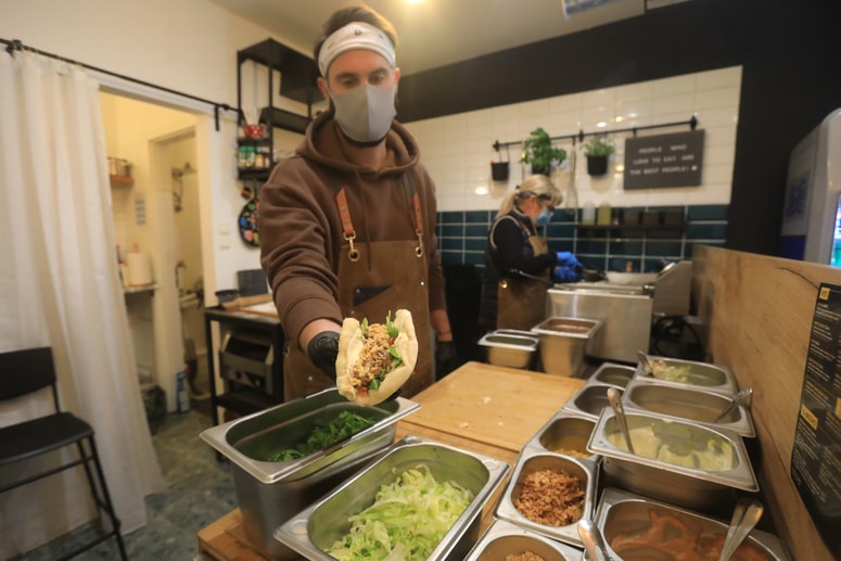 Žiga Dimc se je odločil, da ponudi nekaj preprostega, a nevsakdanjega. Foto: Igor NAPAST
