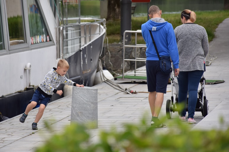 Z lepo besedo in mirnim glasom se da ogromno narediti tako v družini kot na sploh. Fotografija je simbolična

