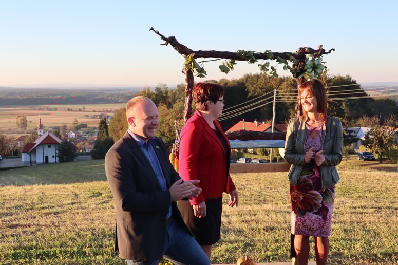 Zeleno okno so simbolično odprli Olga Karba (skrajno desno), Marija Gaube in Uroš Kamenšek. Fotografija Vida Toš