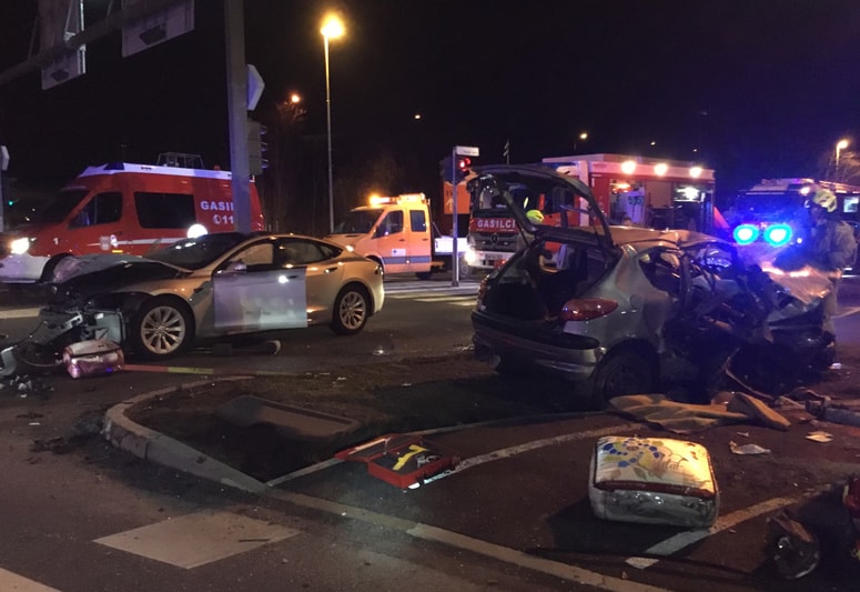 Gasilska brigada v Mariboru je že posredovala v nesreči, ko je bilo udeleženo električno vozilo. Na posnetku nesreča iz leta 2019, ko je voznik peugeota odvzel prednost vozniku tesle. Foto Arhiv Večera
