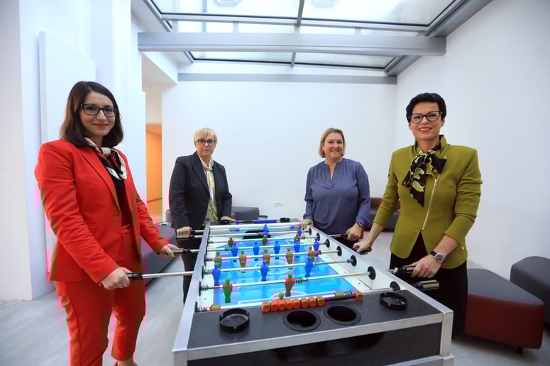 Emilija Stojmenova Duh, Nataša Pirc Musar, Mateja Malnar Štembal in Marta Kos so ustanoviteljice združenja Ona ve. Foto: Robert BALEN
