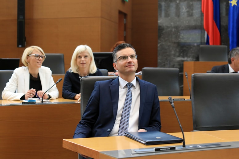 Glavna fotografija članka:Da se zaradi politike ne bi prepirali v družinah in na delovnih mestih. Šarec v novoletni poslanici