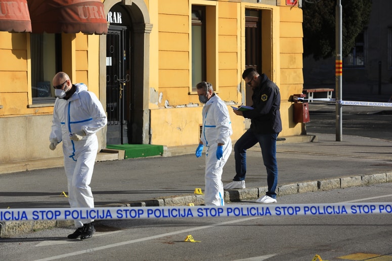 Preiskovalci so zaradi smrti Maria Krnjića ovadili Vlada B. iz okolice Celja, a krivde mu tožilstvo ni dokazalo, zato je postopek zoper njega ustavljen, v procesu zoper Mariborčane pa ima nekoč glavni osumljeni status oškodovanca.

