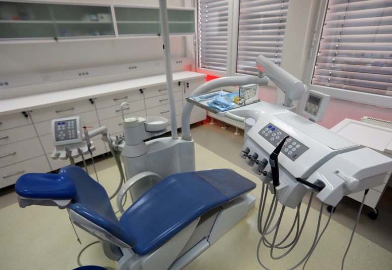 Zdravniška zbornica je primer zobozdravnika Nermina Suljića predala v obravnavo odobru za pravno-etična vprašanja. Postopek še ni zaključen, ker je odbor sklenil, da je treba počakati na pravnomočni zaključek sodnega postopka. Foto: Sašo BIZJAK