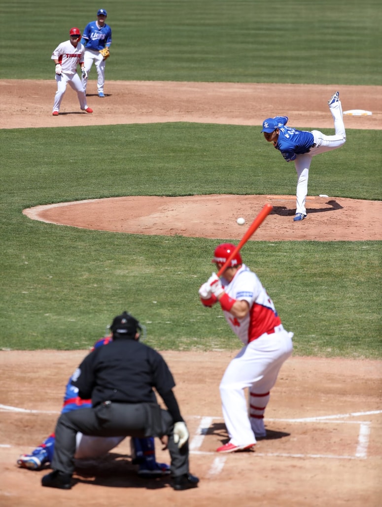 Glavna fotografija članka:V Južni Koreji začeli igrati baseball, sledi nogomet