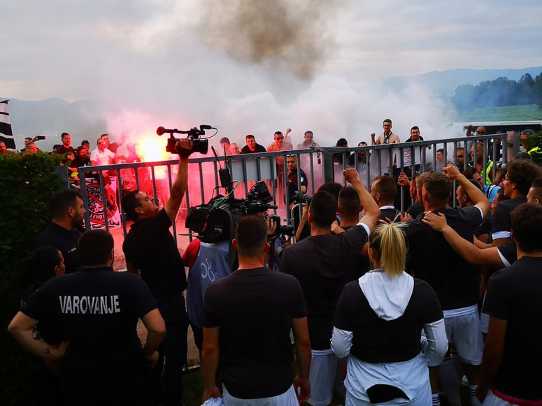 Slavje nogometašev Mure z navijači kakšnih dvesto metrov od igrišča. (foto: Miha Dajčman)