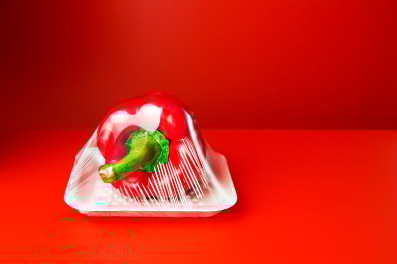 Italijanska raziskava je v vseh testiranih vzorcih najpogosteje prodajanih vrst sadja in zelenjave odkrila sledove mikroplastike.