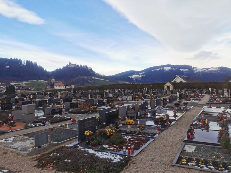 V Slovenj Gradcu (na posnetku je pokopališče v Starem trgu) so do sredine novembra pokopali 133 pokojnikov, le šest je bilo klasičnih pokopov. 

