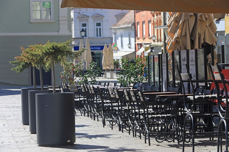 Fiksni stroški v gostinstvu in turizmu se kopičijo tudi ob praznih mizah in zaprtih objektih. A za zdaj je pomoč namenjena le nekaterim.