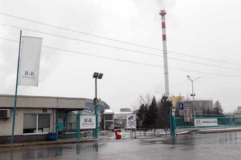 V Papirnici Vevče bi delavcu za vsak dan bolniške odsotnosti božičnico znižali za tri odstotke, delavec, ki bi bil bolniško odsoten štiri mesece ali več, pa bi prejel minimalni znesek 100 evrov. 