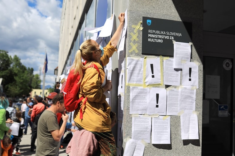 Glavna fotografija članka:Taktike kulturne politike: Zanikanje, zastranjevanje, izkrivljanje