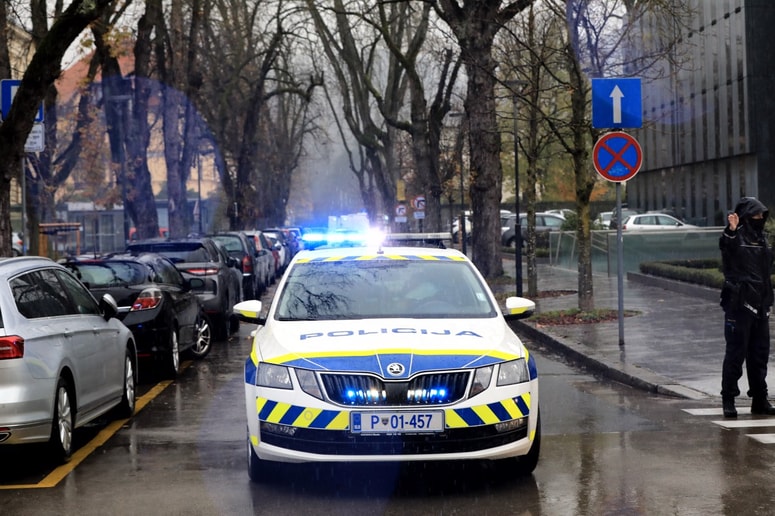 Glavna fotografija članka:V lokalu odkrili 13 oseb, tudi mladoletnika. Pili so, se družili brez mask, lastnik tudi lagal policistom