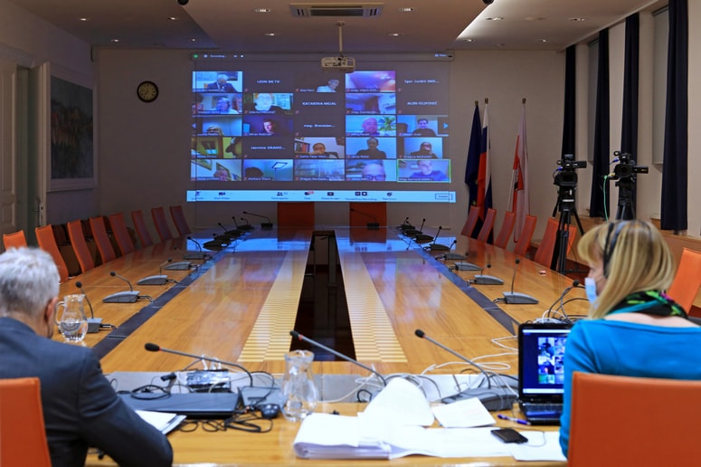 Sejo sta v dvorani Rudolfa Maistra na občini vodila župan Saša Arsenovič in vodja službe za delovanje mestnega sveta Rosana Klančnik, mestni svetniki pa so se javljali večinoma iz svojih domov. Foto: Andrej PETELINŠEK