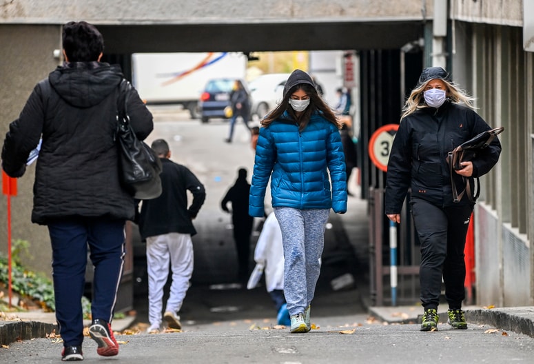 Zaradi pandemije koronavirusne bolezni so v Severni Makedoniji ta teden uvedli izredno stanje, posnetek je iz Skopja. Zavoljo širjenja novega koronavirusa so od danes do 21. decembra razglasili popolno zaprtje javnega življenja tudi v sosednji Bolgariji. Foto: EPA