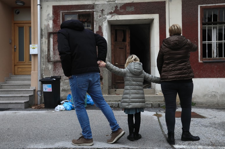 Glavna fotografija članka:Izvršitelj: "Vsak odvzem otroka krati spanec. Noben od vpletenih ne želi tega izpeljati."