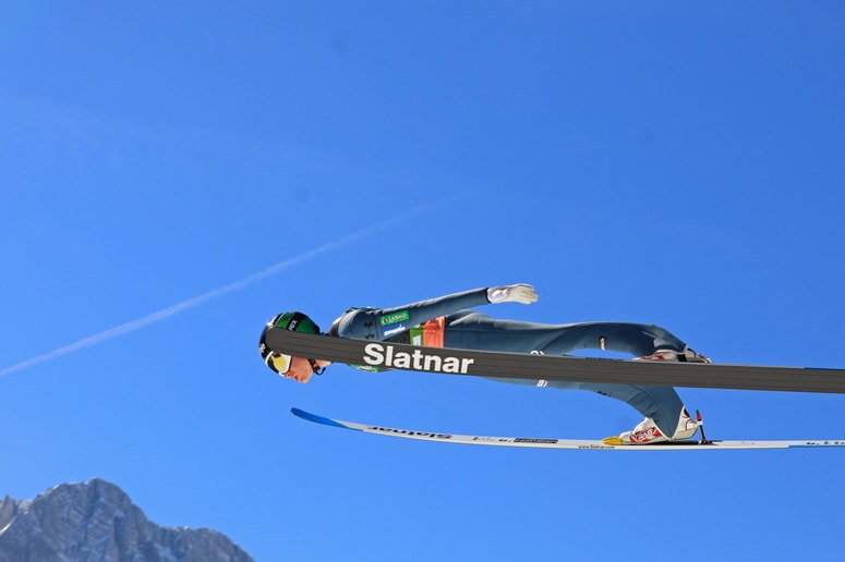 Glavna fotografija članka:Mali Prevc, izkušeni, Žaba ali kdo drug lahko v Planici skoči daleč