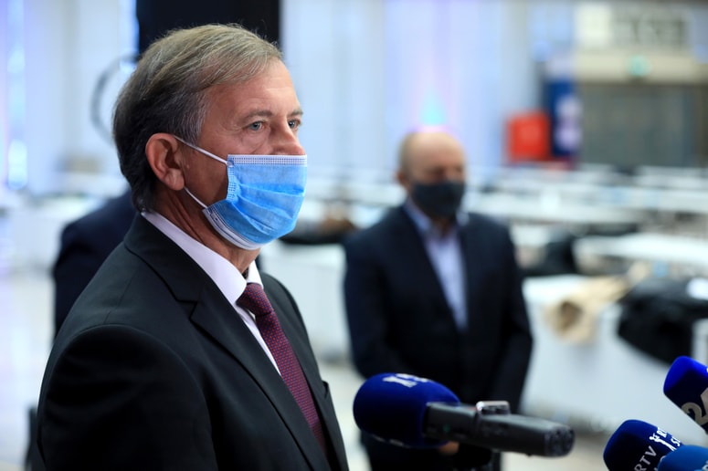 Glavna fotografija članka:Erjavec se je sešel s Počivalškom in Šarcem. Je bila tema pogovora tudi morebitno Erjavčevo mandatarstvo?