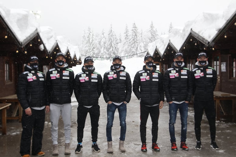 Glavni slovenski trener (levo) je moral dva skakalca prečrtati, eden od njiju je kapetan.