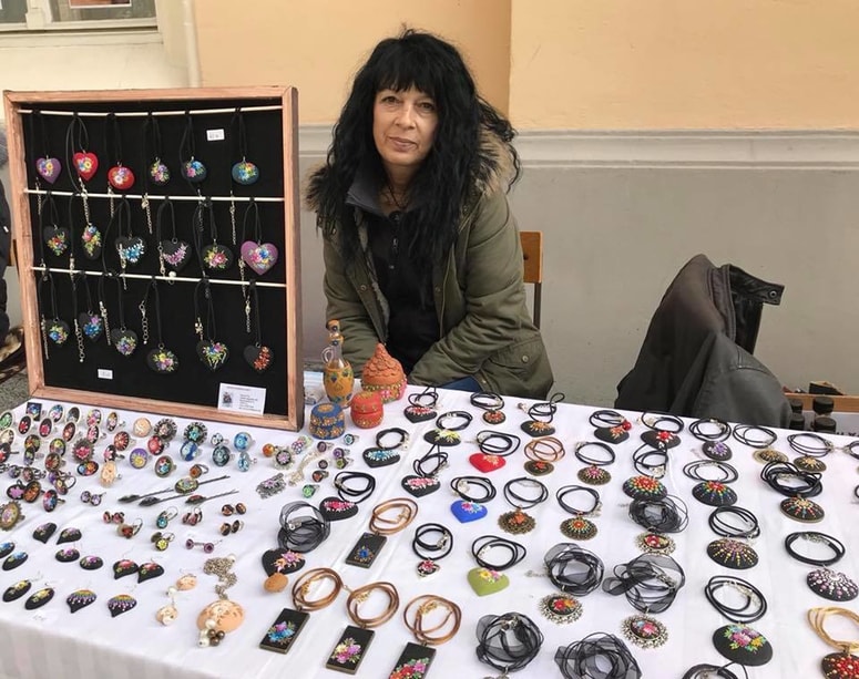 Marija Frlic, izdelovalka nakita, uživa v ustvarjanju in pri tem pozabi na vsakodnevne tegobe.