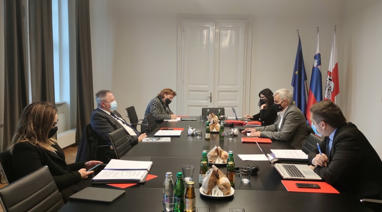 Katarina Bovha, Zdravko Počivalšek, Helena Kujundžić Lukaček, Jelka Vrečko, Saša Arsenovič in Uroš Rozman so govorili o nadaljnjih aktivnostih za razvoj Pohorja. Foto: MOM