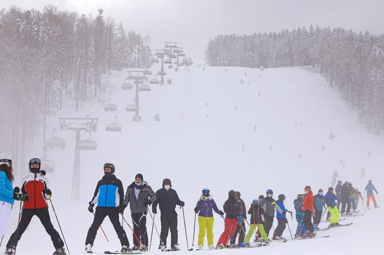 Ker se lahko s šestsedežnico Pisker zaradi protikoronskih ukrepov peljeta le dva smučarja, sta nastajali dolgi vrsti, a čakanje ni trajalo več kot nekaj minut.