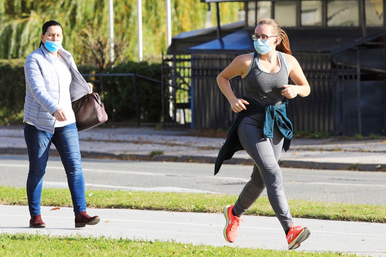 Glavna fotografija članka:Od srede dalje maske na prostem in v odprtih prostorih ne bodo več obvezne, razen pod enim pogojem