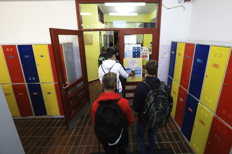 Del svetovalne skupine za covid-19 se je zavzemal za odprtje šol v začetku decembra.