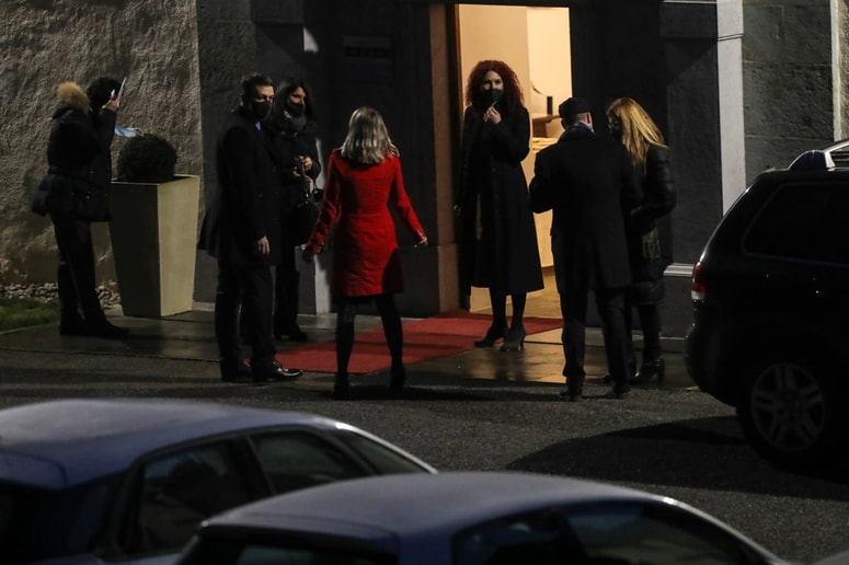 Vzdušje pred vhodom v protokolarni objekt Strmol ni bilo prav nič delovno. Pač pa sproščeno, prijetno, prednovoletno