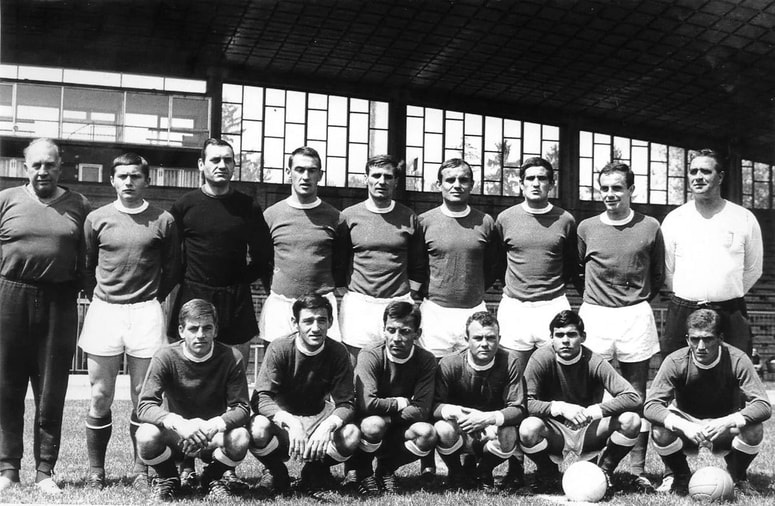 Ekipa NK Maribor v sezoni, ko se je uvrstila v jugoslovansko prvo ligo, od leve, stojijo: pomočnik trenerja Jože Kirbiš - Pepo, Tomislav Prosen, Damir Grloci, Milan Arnejčič, Velimir Orošnjak, Željko Fuček, Kajo Grubišić, Vlado Bolfek, trener Vladimir Šimunić; čepijo: Herbert Klančnik, Vojislav Simeunović, Vitomir Marković, Milan Šober, Mladen Kranjc, Boris Binkovski. Foto: Osebni Arhiv Tomislava Prosena