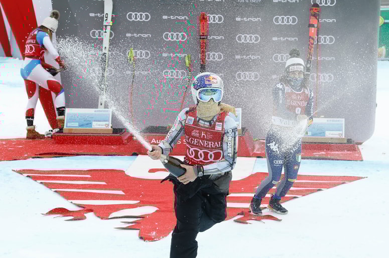 Šampanjec za zmago v Franciji.