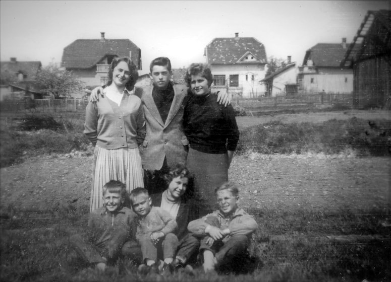 Urbanci (Zelena jama 1958), vseh 7 otrok, ki so takrat še živeli doma (Polde je že v Nemčiji). Stojijo od leve proti desni: Magda (r.1936), Miro (1940-2018), Boža (r.1937). Sedijo: Peter (r.1946), Iztok (r.1954), Stana (r.1943) in Dane (r.1945).