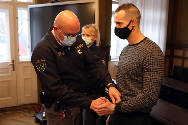 Aleš Zupančič se je s tožilstvom sicer pogajal o priznanju, nato pa krivdo zanikal, ker je ocenil, da je tožilska ponudba vsaj za štiri leta previsoka. Foto: Jaka GASAR/DNEVNIK









 
