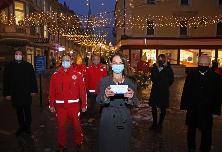 Županova žena je predala darilne bone predstavnikom humanitarnih organizacij. Foto: Andraž PURG