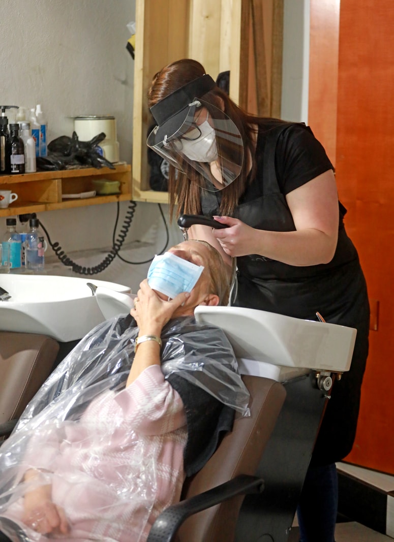 Glavna fotografija članka:K frizerju, v avtopralnico in trgovino z oblačili samo še danes - nekatere stvoritve in trgovine se po tednu dni spet zapirajo