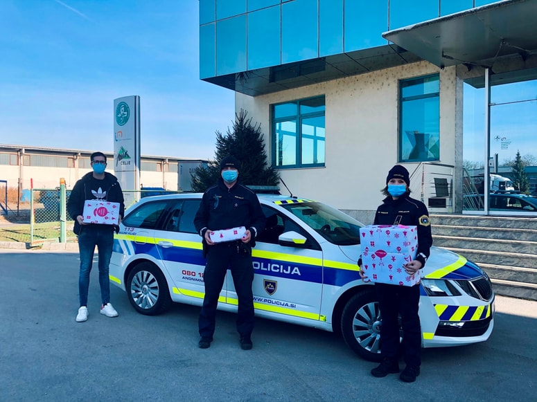 Pri dostavi daril so pomagali policisti in gasilci.
