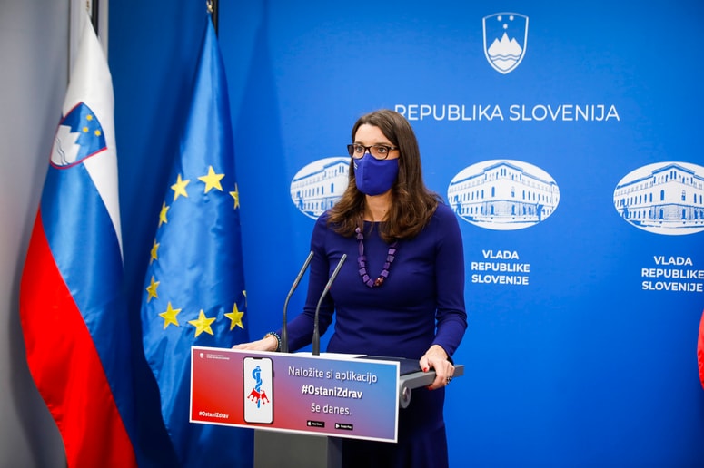 Ministrico Simono Kustec je k delnemu odprtju šol pripravilo šele ustavno sodišče. 