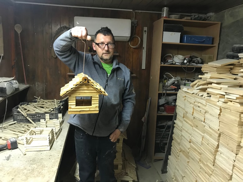 Andrej Pegan že pet let izdeluje ptičje krmilnice iz leskovega lesa, vsaka hiška je unikatna. Foto: Damijana Žišt