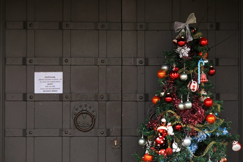 Glavna fotografija članka:Samo od poldneva do jutri do 20. ure dovoljeno gibanje med občinami in regijami. Odprto le tisto, kar je nujno. Kaj pa javni potniški promet, žičniške naprave ...?