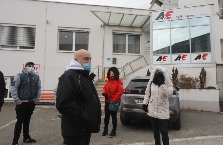 Pred sedežem uprave v Melju se jih je od skupno 162 zaposlenih zbralo deset, da predstavijo težave, ki se vlečejo že dlje časa - porazne plače in slab odnos poslovodstva. Foto: Igor NAPAST