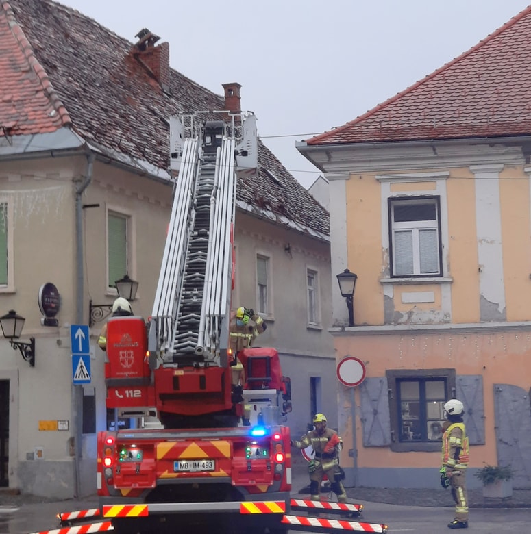 Odpravljanje škode po potresu na Hrvaškem v starem jedru Ptuja.
