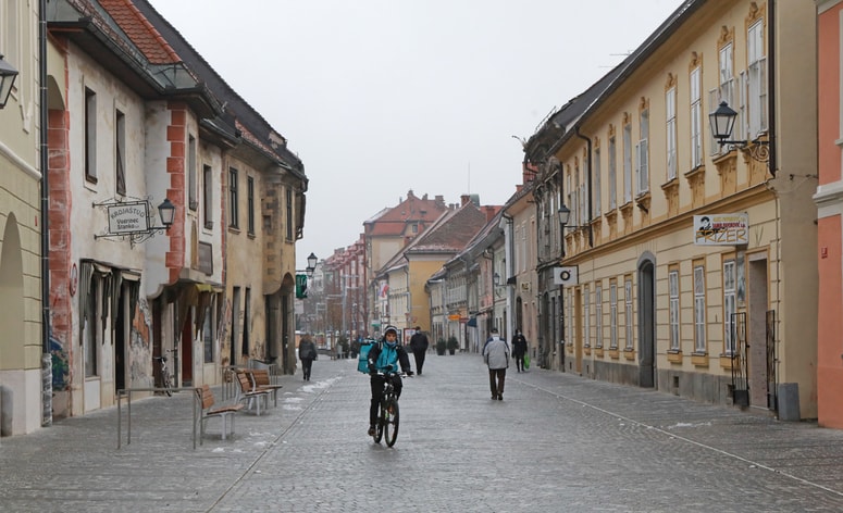 Na mariborski občini želijo, da bi se na Koroški cesti izvajala dejavnost domače umetnostne obrti. 